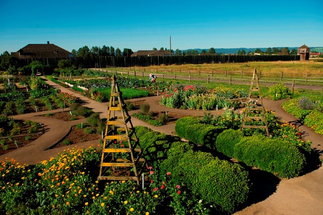Modern-day photo of garden and Fort on a sunny day.